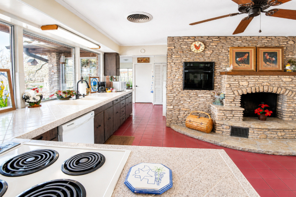 rocky-overlook-kitchen-and-stone-fireplace-1280x720-1