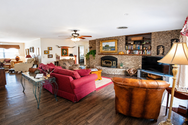 rocky-overlook-living-area-from-kitchen-1280x720-2