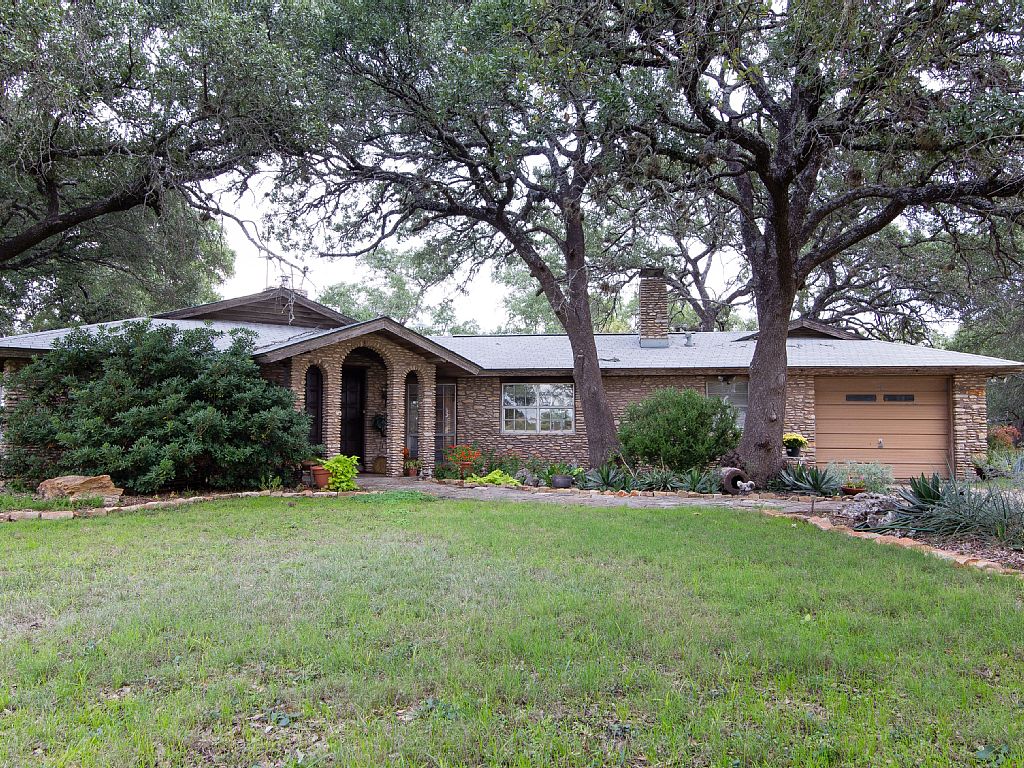 Rocky Overlook Front View Yard